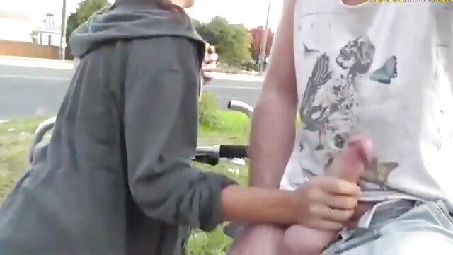 نونوجوان دارای موی سرخ بازی ویدیو فیلمهای سکسی می کند با بیدمشک تنگ او